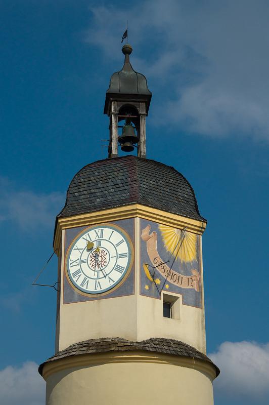 110416_T5117_Burghausen.jpg - Kirchtum auf der Burghausener Burg: Wem die Stunde schlägt, der hat hier die Auswahl zwischen zwei Zeitzonen