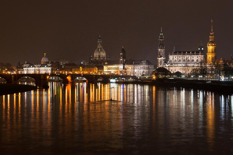 120405_2139_T00497_Dresden.jpg - Dresden von der Marienbrücke: in der Mitte die Kuppel der Frauenkirche, rechts die Hofkirche und dahinter der Turm des Residenzschlosses