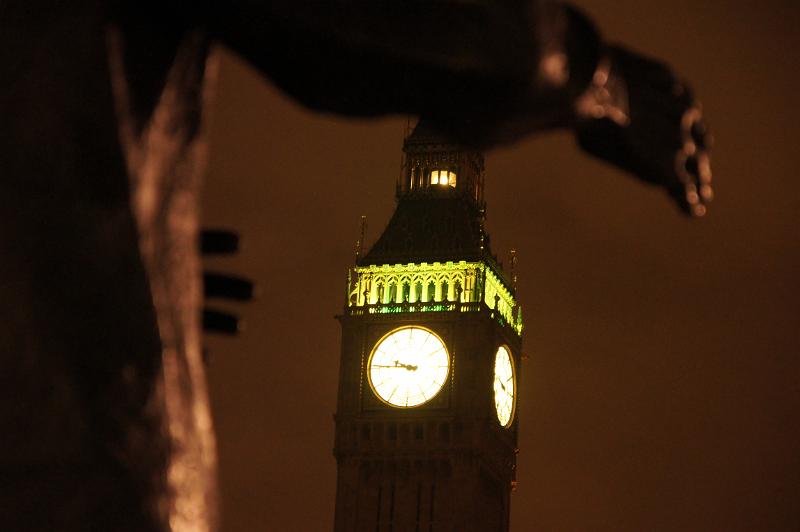 DSC900133_091110_London.JPG - London: Big Ben "in den Armen von Nelson Mandela"