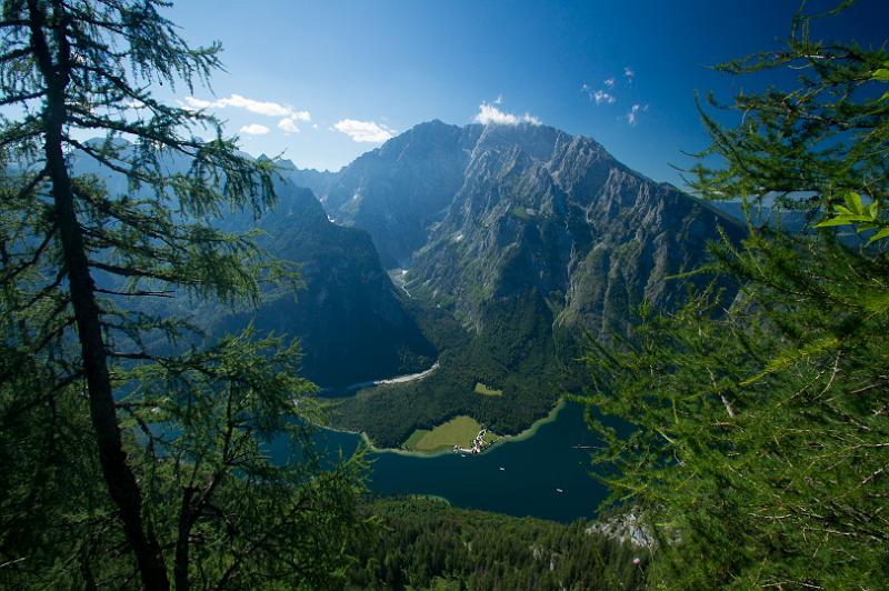 120818_1542_T02574_Gotzenalm.jpg - Tiefblick vom Feuerpalven auf St. Bartholomä am Königsee, dahinter der Watzmann