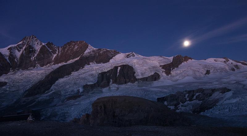 150830_0552_T05615_Schattseitkopf_hd.jpg - Mond über dem Großglockner, ganz früh am Morgen