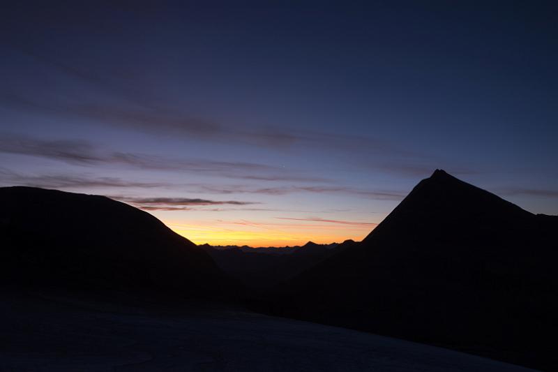 150830_0558_T05619_Schattseitkopf_hd.jpg - Sonnenaufgang an der Oberwalder Hütte