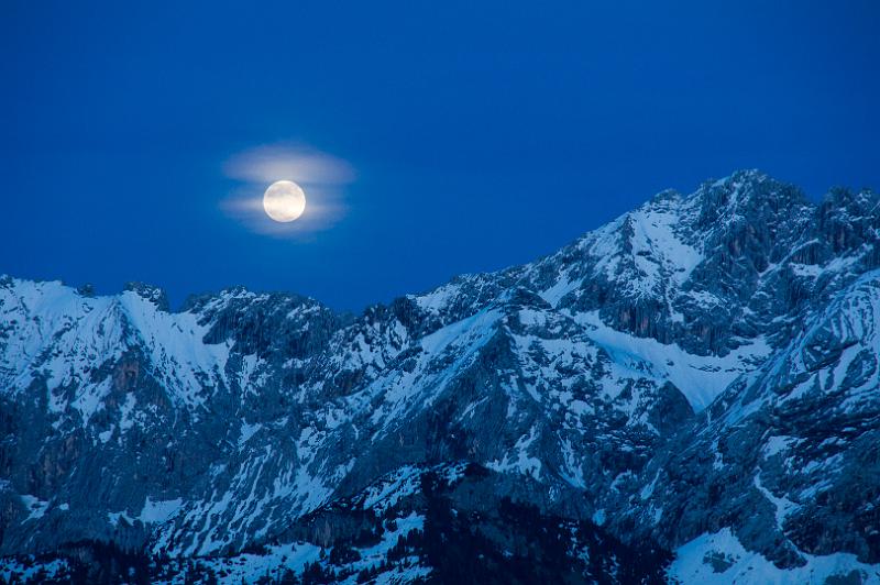 160521_2109_T05565_Kreuzeck_hd.jpg - Mondaufgang über dem Wetterstein