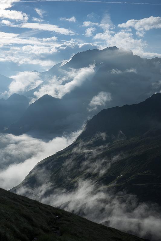 160729_0737_T08064_Rinnennieder_hd.jpg - Wolkenstimmung am Morgen an der Franz-Senn-Hütte