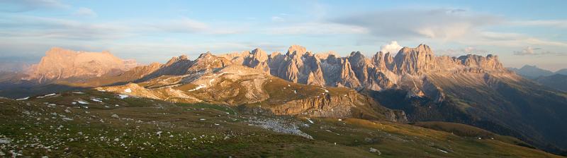 110927_T8719_Schlern.jpg - Abendlicht-Panorama vom Schlernhaus: Lang- und Plattkofel, Roßzähne und Rosengarten