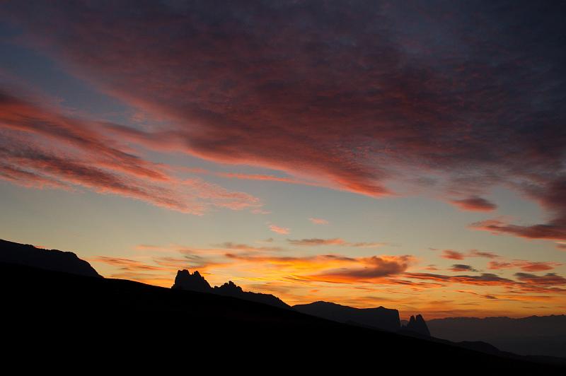 110929_T9081_Langkofelscharte.jpg - Sonnenuntergang an der Plattkofelhütte, darunter die Silhouette von Roßzähnen und Schlern