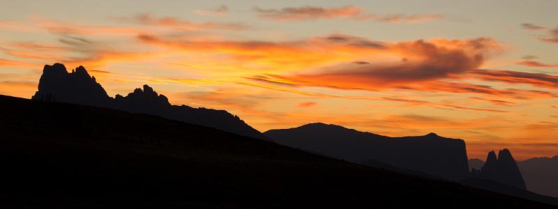 110929_T9084_Langkofelscharte.jpg - Sonnenuntergang an der Plattkofelhütte, darunter die Silhouette von Roßzähnen und Schlern