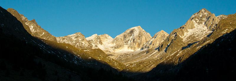 110921_T8223_Katharinaberg-Eishof.jpg - Abendstimmung am Eishof: Blick in den Talschluß des Pfossentals mit Eisjöchl und Hohe Weiße