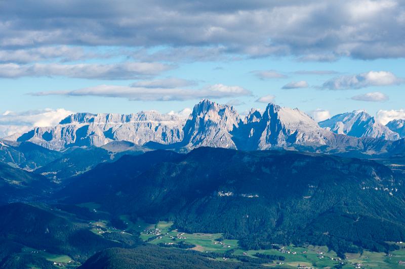 140925_1710_T02904_SarntalerOstkamm_hd.jpg - Sella und Langkofel vom Rittner Horn