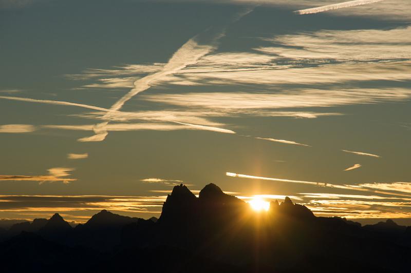 140926_0715_T02942_SarntalerOstkamm_hd.jpg - Sonnenaufgang am Rittner Horn, über den Geisslerspitzen