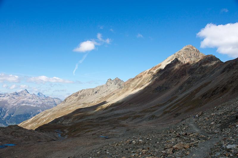 160926_1329_T07033_Bernina_hd.jpg - Piz Languard (rechts) mit Georgy's Hütte (links unterhalb des Gipfels)