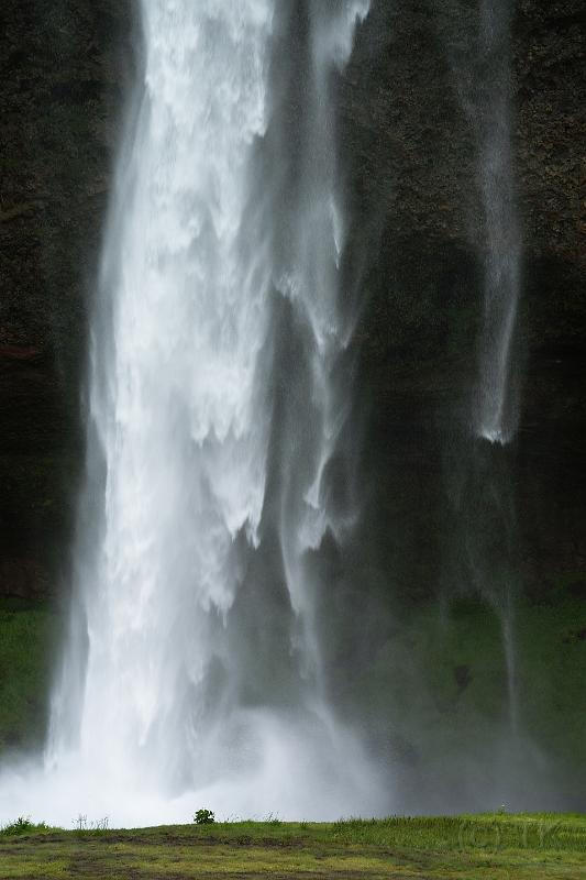 100704_A0365_Seljalandsfoss.jpg - Seljalandsfoss - direkt am Eyjafjallajökull (Ringstraßenreparatur noch im Gange!)