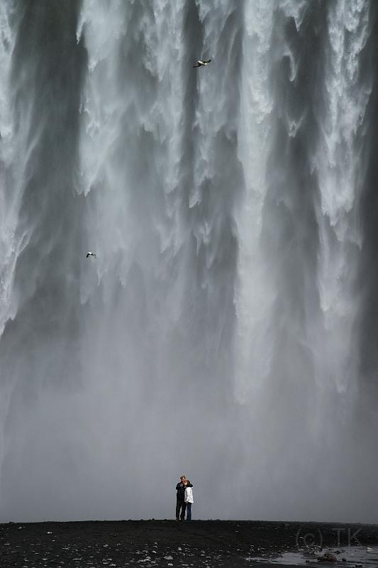 100704_A0399_Skogarfoss.jpg - Skogafoss - ohne Leute schafft man ihn nur mit viel Geduld - dann kann man sie auch als dekorative Statisten einsetzen