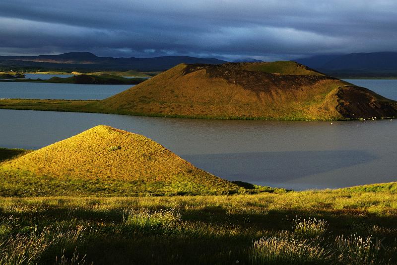 100709_A1120_Pseudokrater.jpg - Tagsüber Mistwetter, abends dann plötzlich fantastisches Licht! Pseudokrater Skutustaðagigar, Myvatn-Südufer