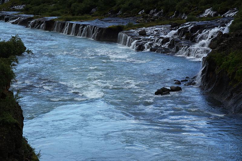100712_A1423_Hraunfossar.jpg - ... aus der Lava entspringt ein Wasserfall (Hraunfossar)