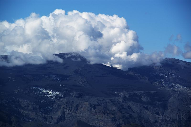 100719_A2017_Thorsmoerk.jpg - Eyjafjallajökull, immer noch mächtig rauchend ...