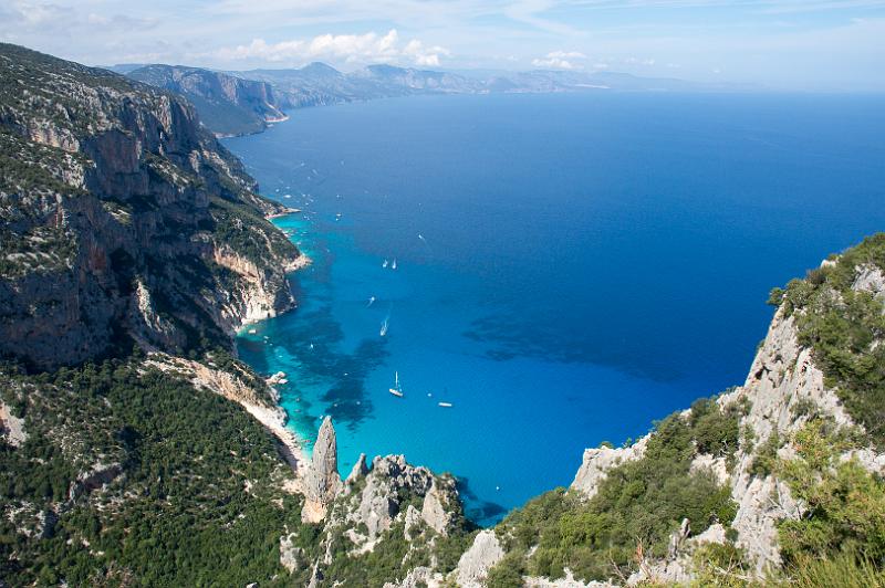 160913_1401_T06001_CalaGoloritze_hd.jpg - Punta Salinas: Tiefblick auf Cala Goloritze mit Aguglia