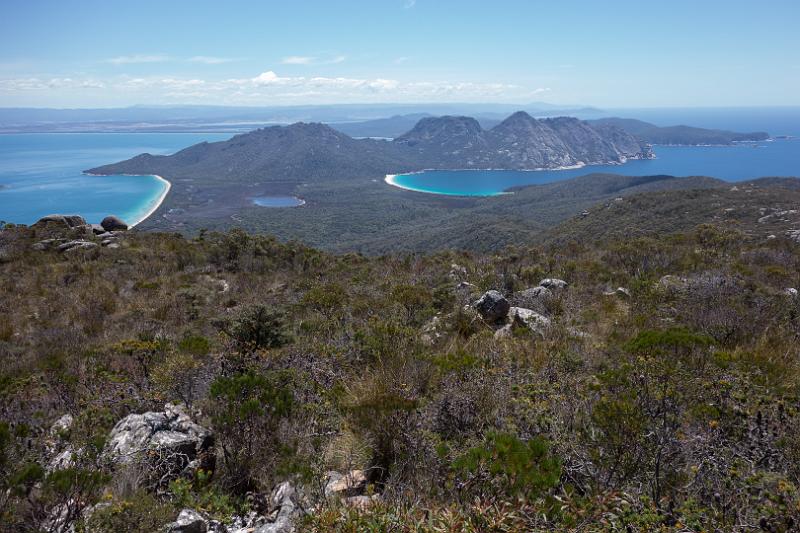 130114_1319_T00890_MtGraham.jpg - Vom Mt. Graham auf Hazards Beach (links), The Hazards und Wineglass Bay