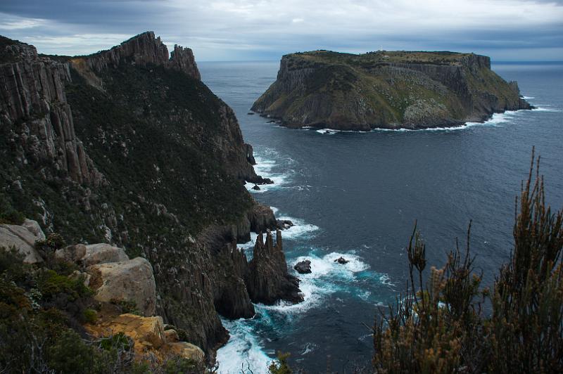 121231_1308_A06466_Wughalee-BareKnoll_Pillar.jpg - Tasman Island, links The Blade