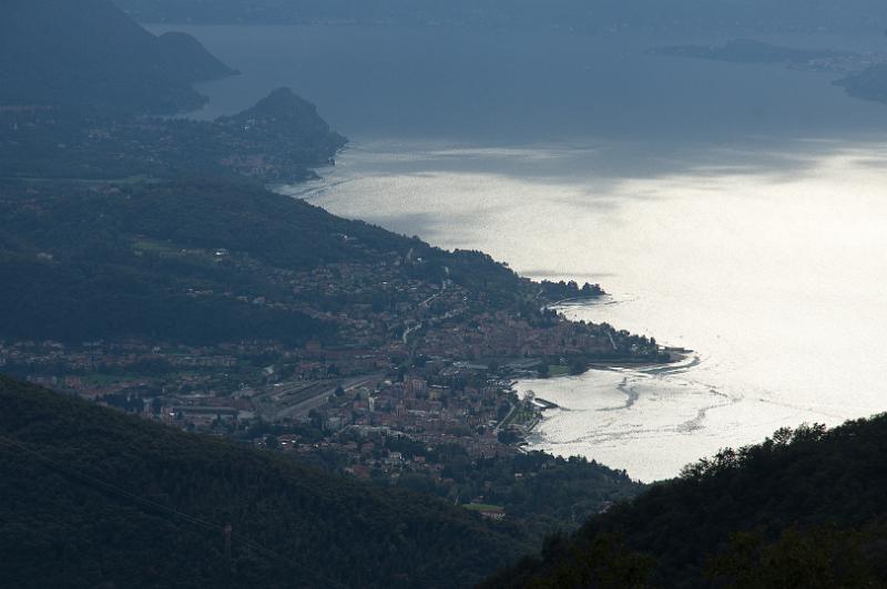 170918_1626_T09420_Traversata_hd.jpg - Aufstieg von Pura zum Rifugio Campiglio Pradecolo, Blick vom Rifugio auf Luino am Lago Maggiore