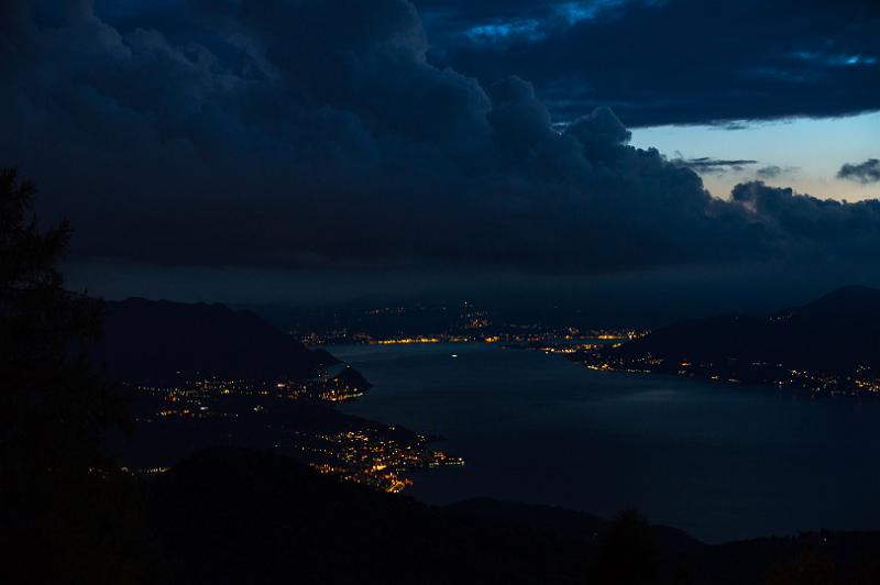 170918_2009_T09440_Traversata_hd.jpg - Aufstieg von Pura zum Rifugio Campiglio Pradecolo, Blick vom Rifugio auf den Lago Maggiore