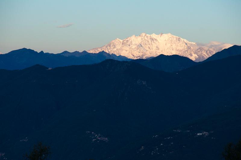 170919_0729_T09460_Traversata_hd.jpg - Aufstieg von Pura zum Rifugio Campiglio Pradecolo, Blick vom Rifugio auf den Monte Rosa