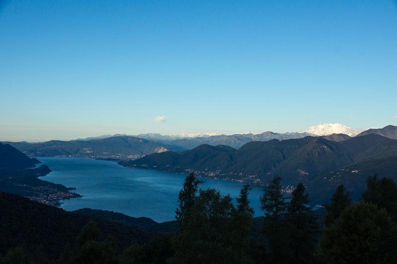 170919_0744_T09464_Traversata_hd.jpg - Aufstieg von Pura zum Rifugio Campiglio Pradecolo, Blick vom Rifugio auf den Lago Maggiore mit Monte Rosa