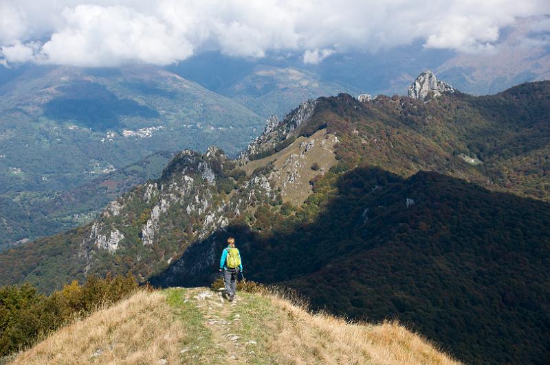 170925_1300_T00107_Gazzirola_hd.jpg - Sentiero Lago di Lugano (Etappe Monte Bre - Monte Boglia - Denti della Vecchia - Capanna Pairolo), Blick vom Monte Boglia Richtung Denti della Vecchia