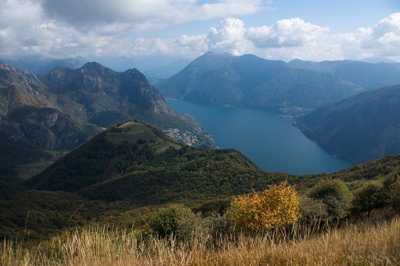 170925_1303_T00112_Gazzirola_hd.jpg - Sentiero Lago di Lugano (Etappe Monte Bre - Monte Boglia - Denti della Vecchia - Capanna Pairolo), Blick vom Monte Boglia auf den Lago di Lugano