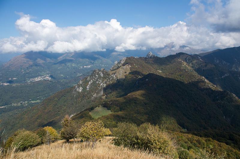 170925_1303_T00113_Gazzirola_hd.jpg - Sentiero Lago di Lugano (Etappe Monte Bre - Monte Boglia - Denti della Vecchia - Capanna Pairolo), Blick vom Monte Boglia Richtung Denti della Vecchia