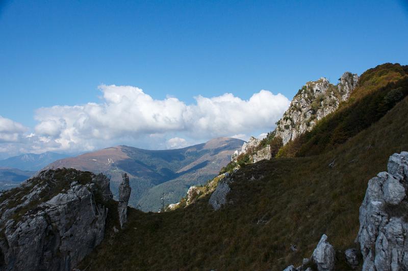 170925_1409_T00120_Gazzirola_hd.jpg - Sentiero Lago di Lugano (Etappe Monte Bre - Monte Boglia - Denti della Vecchia - Capanna Pairolo), bei den Denti della Vecchia