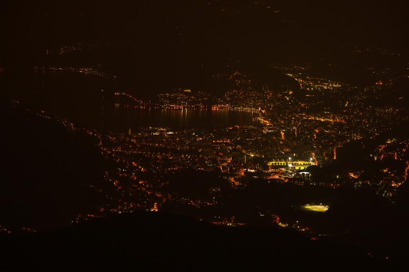 170926_2138_T00185_Gazzirola_hd.jpg - Sentiero Lago di Lugano (Etappe Capanna Pairolo - Gazzirola - Capanna Monte Bar), Tiefblick von der Capanna Monte Bar auf Lugano