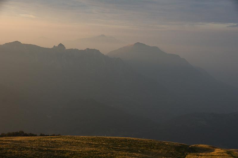 170927_0747_T00191_Gazzirola_hd.jpg - Sentiero Lago di Lugano (Etappe Capanna Pairolo - Gazzirola - Capanna Monte Bar), Blick von der Capanna Monte Bar auf Denti della Vecchia, Monte Generoso und Monte Boglia