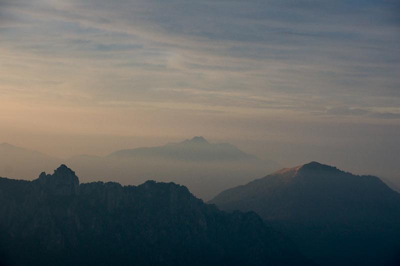 170927_0751_T00198_Gazzirola_hd.jpg - Sentiero Lago di Lugano (Etappe Capanna Pairolo - Gazzirola - Capanna Monte Bar), Blick von der Capanna Monte Bar auf Denti della Vecchia, Monte Generoso und Monte Boglia